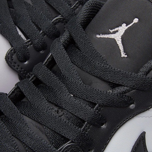 04-04-2018_nike_airjordan1low_whiteatmospheregrey_black_553558-110_mo_4 air jordan black toe